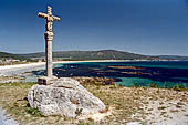 Rias della Galizia, Spagna - La praia de Langosteira con il caratteristico cruceiro. 